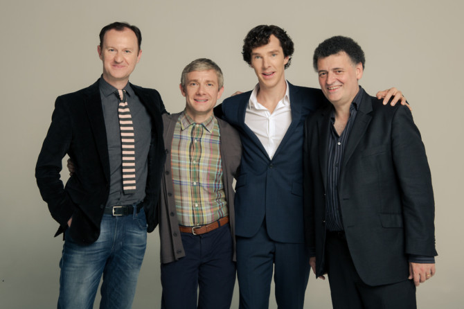  Mark Gatiss e Steven Moffat (nas pontas) posam com os astros de Sherlock