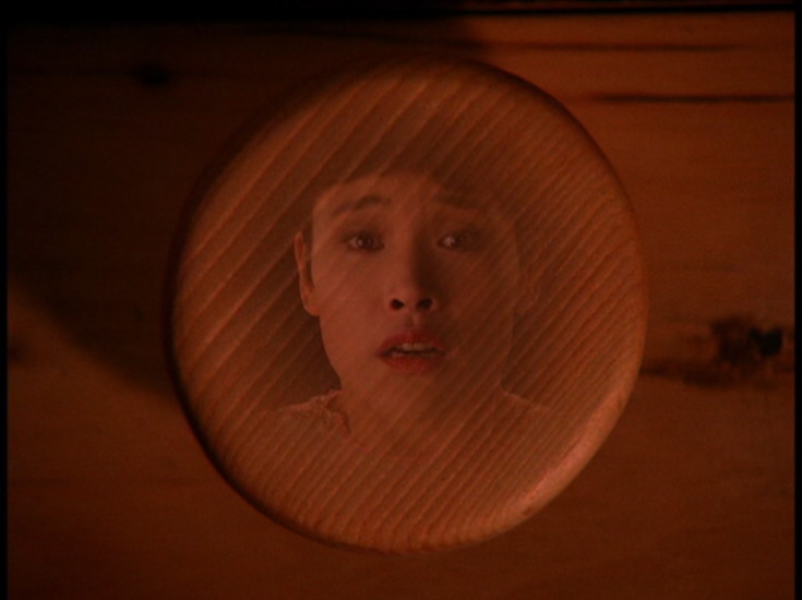 Personagem Josie presa em um botão de gaveta em Twin Peaks