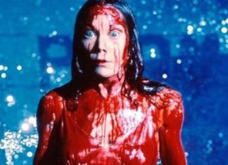 Margaret White – Carrie – A Estranha (2013) | A mãe da protagonista do longa, é uma mulher religiosa que usa a sua crença para punir sua filha. Muito parecido com a personagem de O Nevoeiro, Margaret justifica as suas ações malignas através da religião