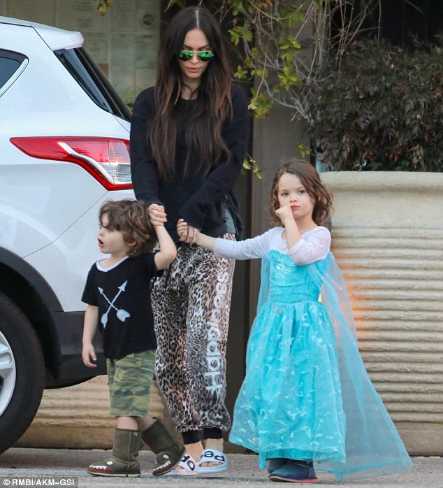 Megan Fox com os filhos; à direita, o pequeno Noah usando um vestido
