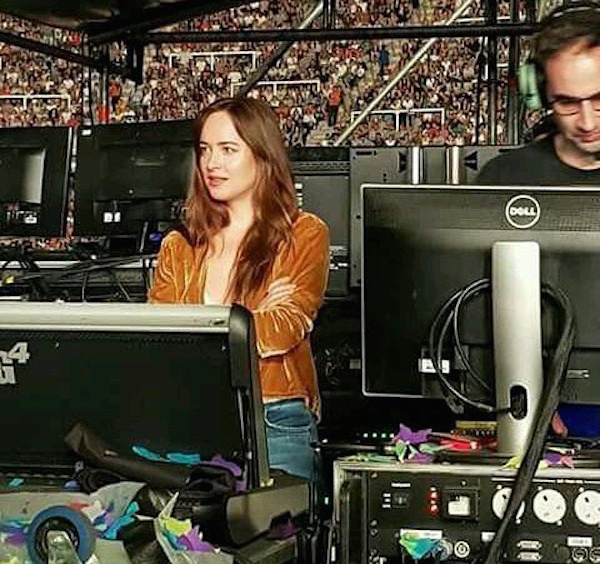 Dakota Johnson na cabine de som do show do Coldplay na Argentina
