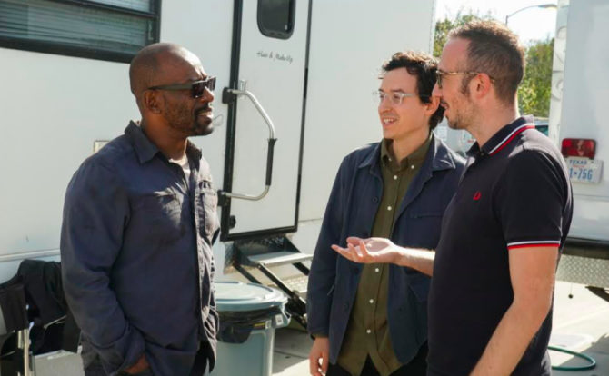 O ator Lennie James com a equipe de produção de Fear the Walking Dead.
