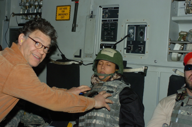 O senador Franken com Tweeden no avião, retornando de uma apresentação cômica para o exército americano