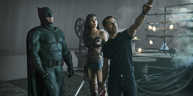 Zack Snyder dirigindo Liga da Justiça.