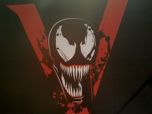 Banner de Venom, com provável logo do filme.