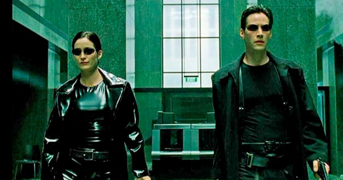 Carrie-Anne Moss e Keanu Reeves em Matrix