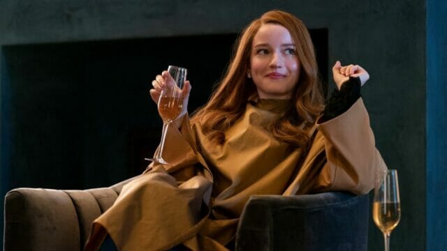 Julia Garner em Inventando Anna
