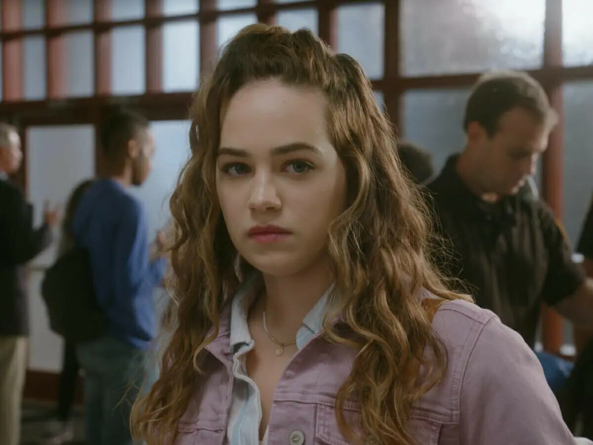 Mary Mouser como Samantha LaRusso