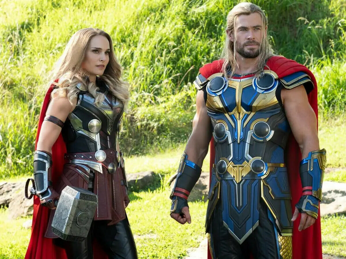 Natalie Portman e Chris Hemsworth em Thor: Amor e Trovão.