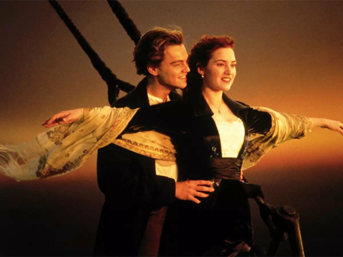 Leonardo DiCaprio e Kate Winslet em Titanic.
