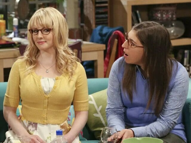 Melissa Rauch e Mayim Bialik em The Big Bang Theory.