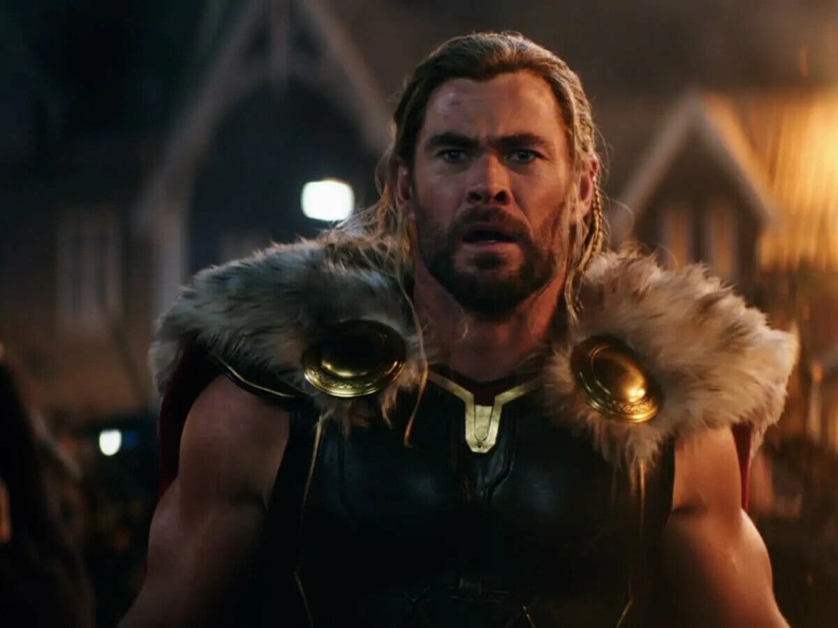 Chris Hemsworth como Thor em Thor: Amor e Trovão.
