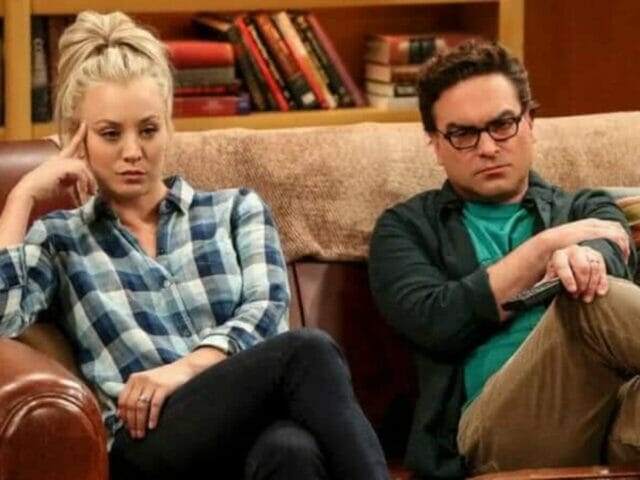 Kaley Cuoco e Johnny Galecki em The Big Bang Theory.