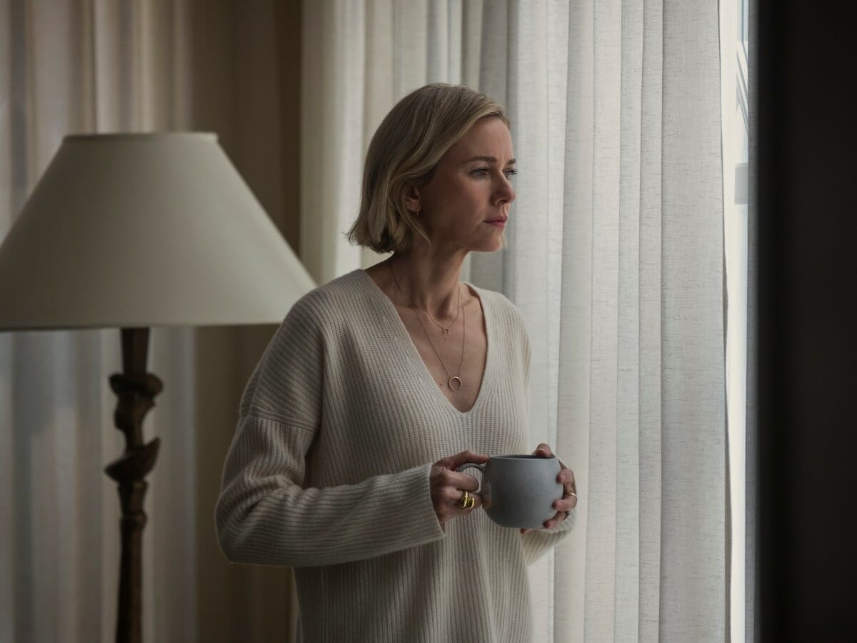 Naomi Watts em Bem-Vindos à Vizinhança