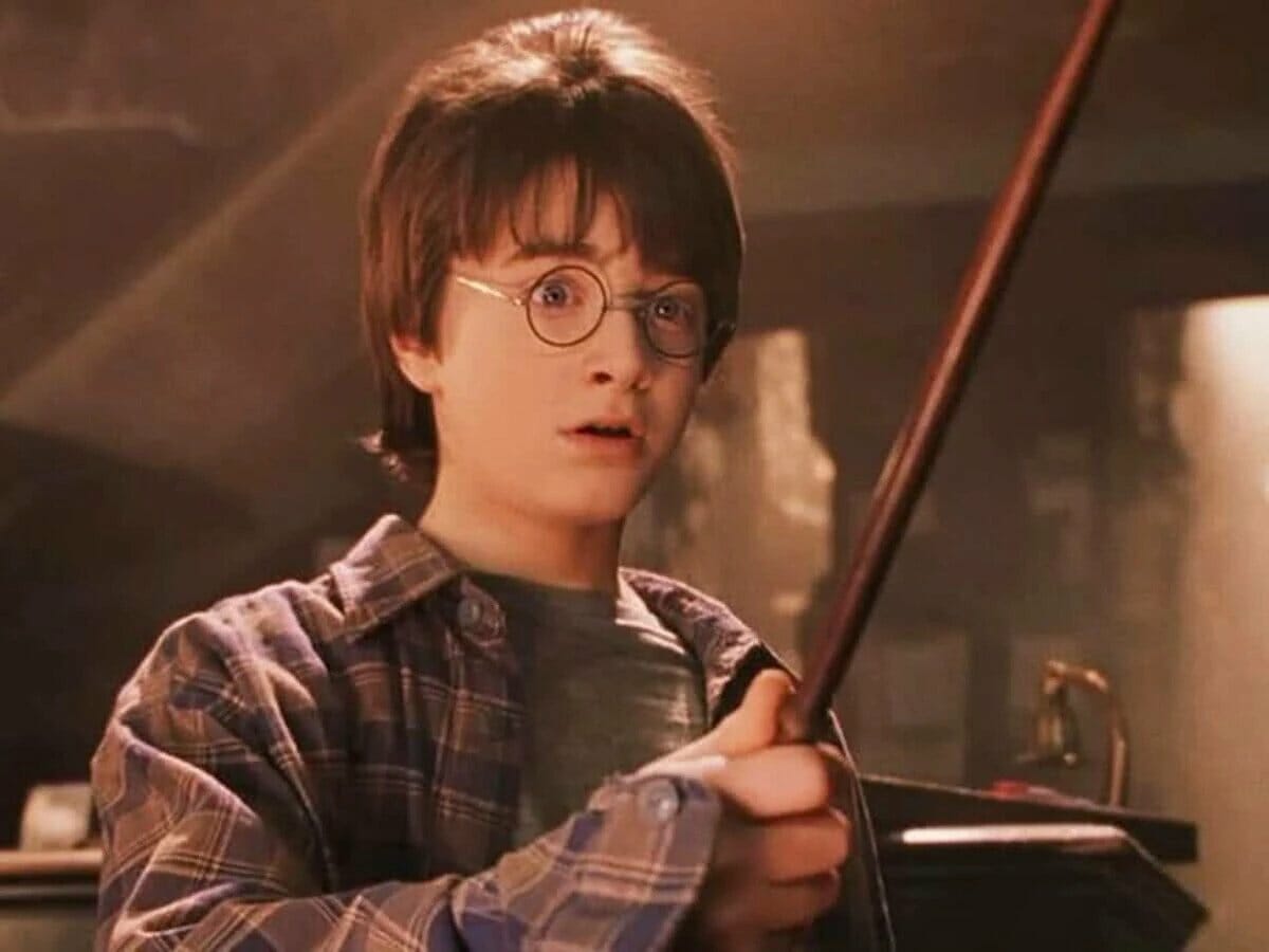 Daniel Radcliffe como Harry Potter em A Pedra Filosofal.