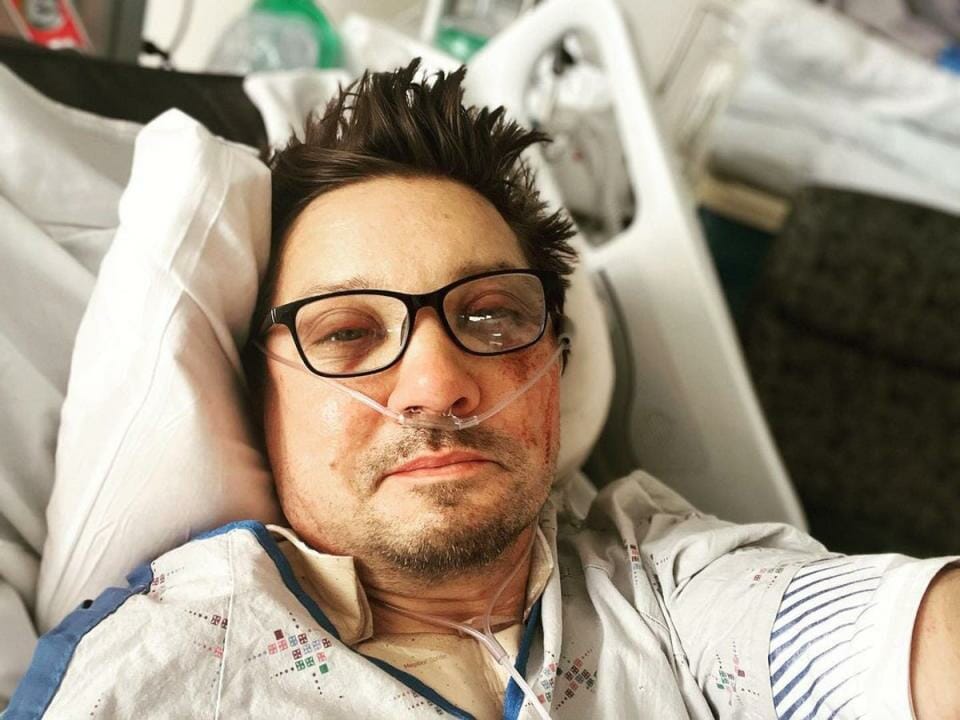 Jeremy Renner tirou uma foto no hospital após acidente