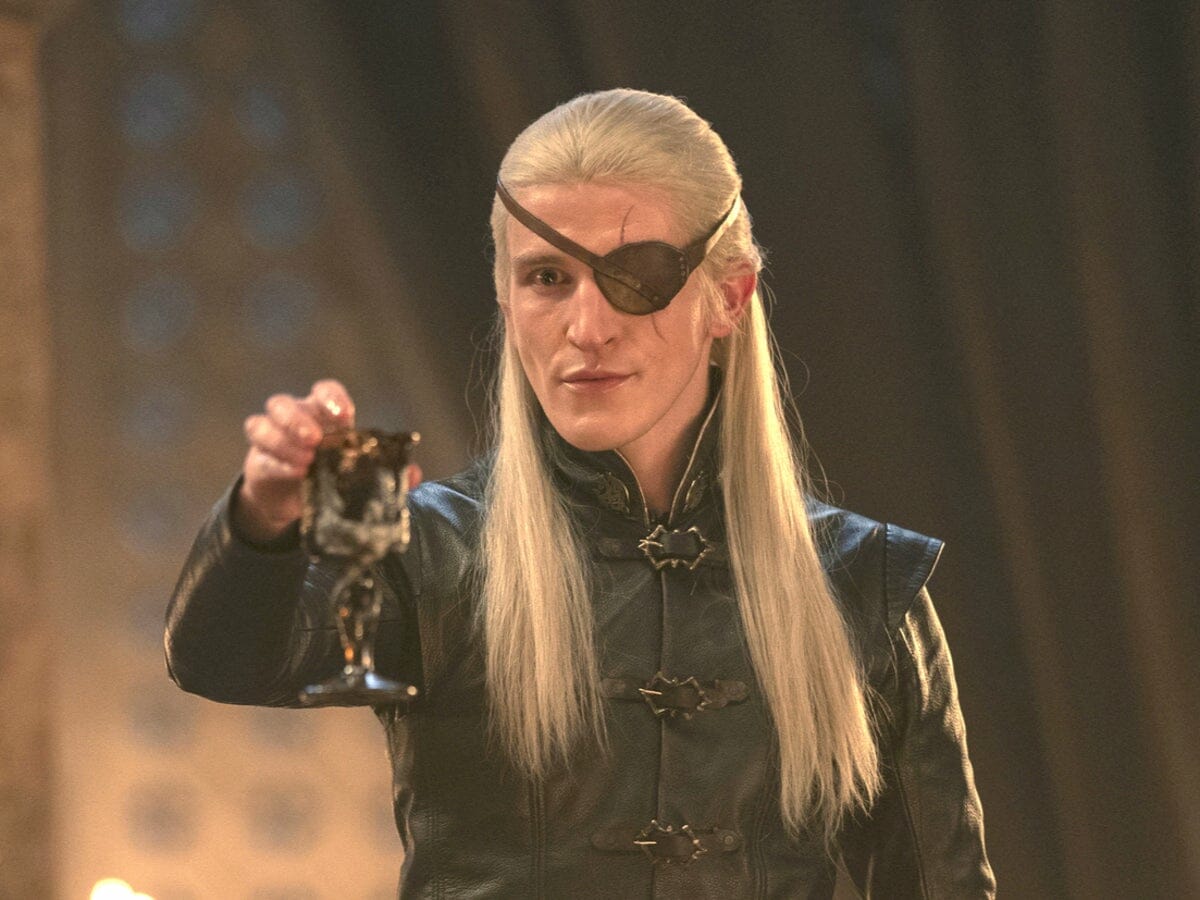 Ewan Mitchell como Aemond Targaryen em A Casa do Dragão.