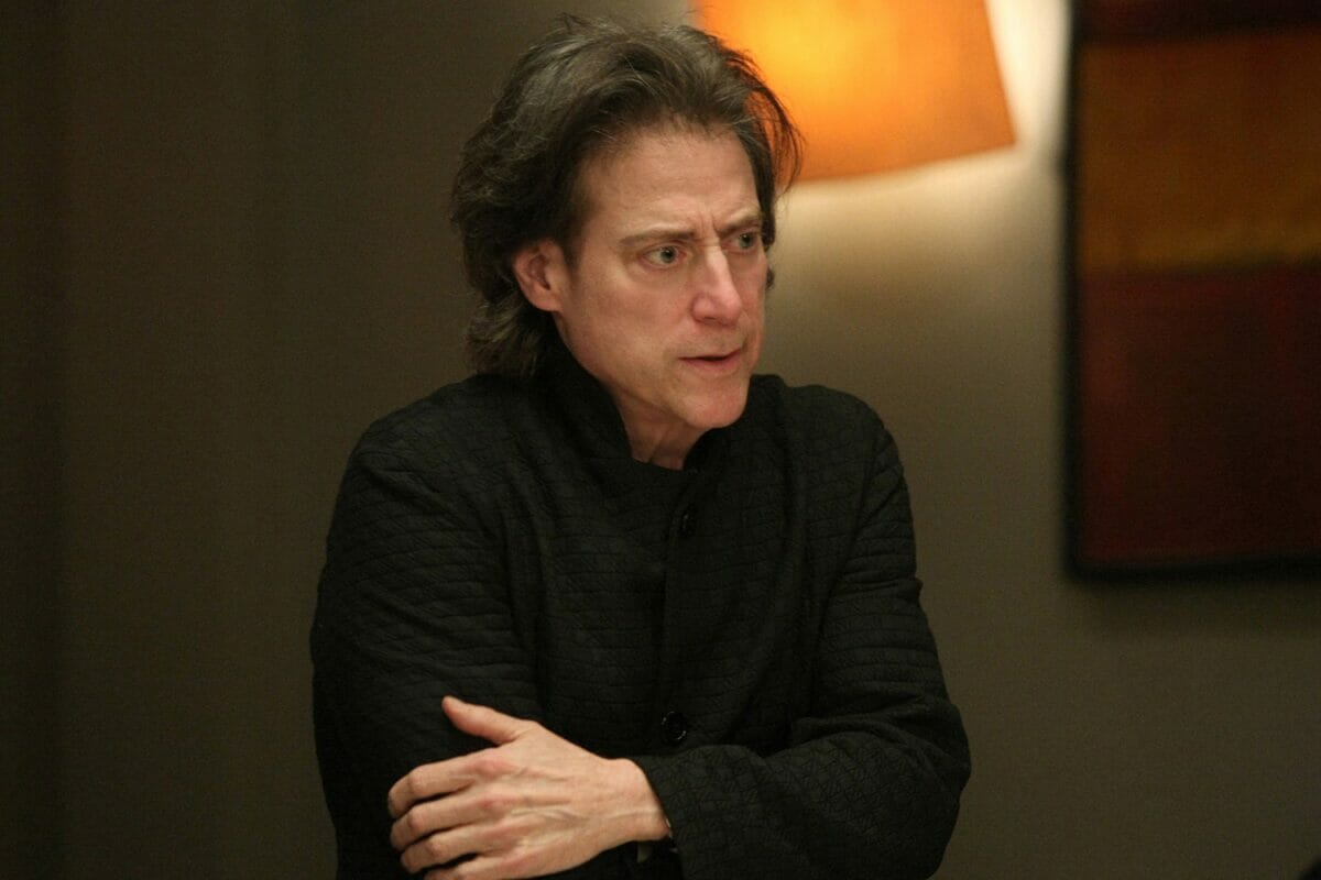 Richard Lewis estrela Curb Your Enthusiasm