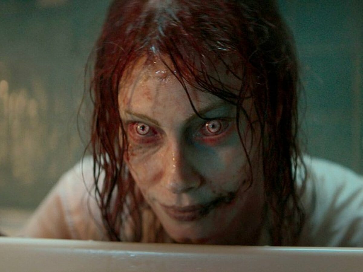 Alyssa Sutherland como Ellie em A Morte do Demônio: A Ascensão.