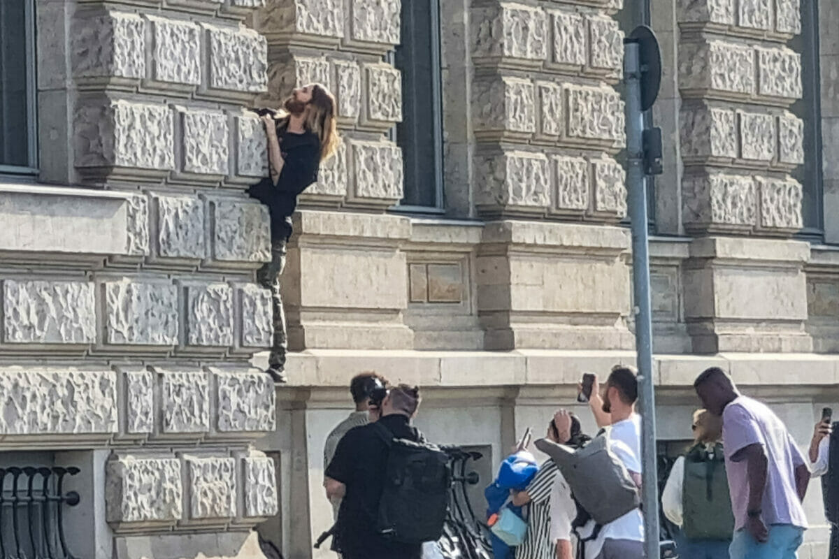 Jared Leto escalando parede de hotel