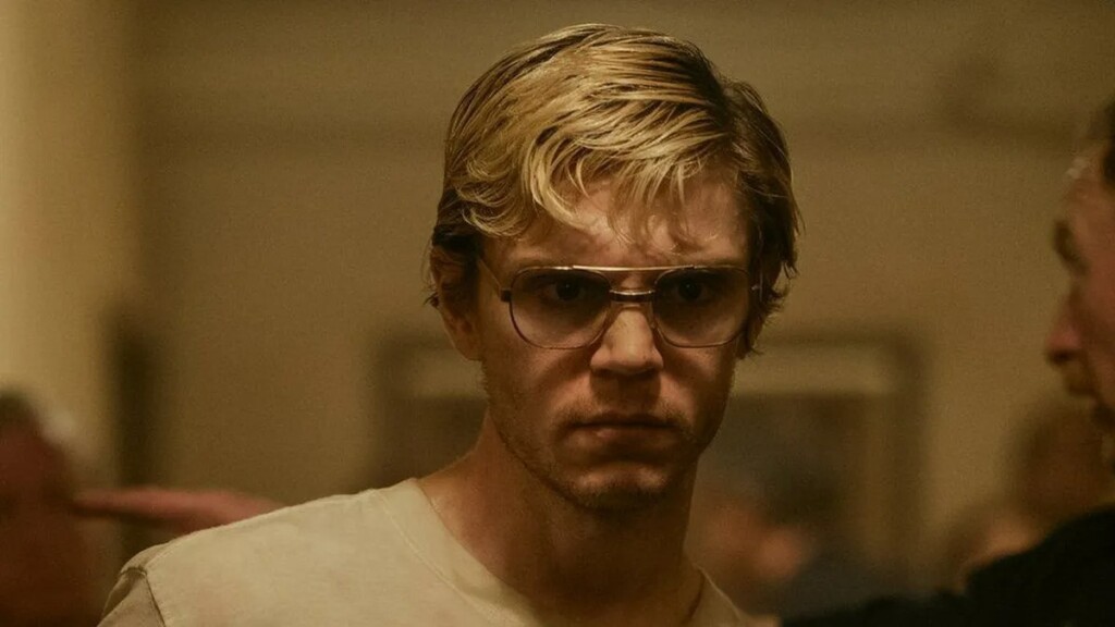 Evan Peters como Jeffrey Dahmer em Dahmer: Um Canibal Americano.
