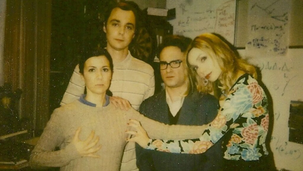 Gilda (à esquerda) no piloto de The Big Bang Theory