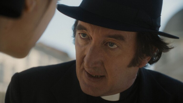 Ralph Ineson em A Primeira Profecia