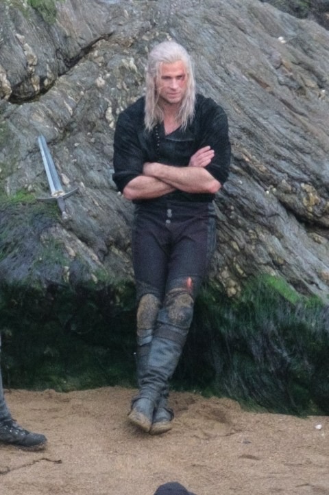 Liam Hemsworth como Geralt em The Witcher