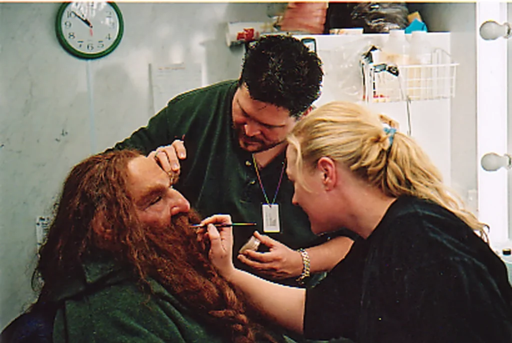 John Rhys-Davies, o mais alto do elenco de "O Senhor dos Anéis", foi transformado em anão com truques de câmera e dublou Treebeard, enfrentando desafios com maquiagem.