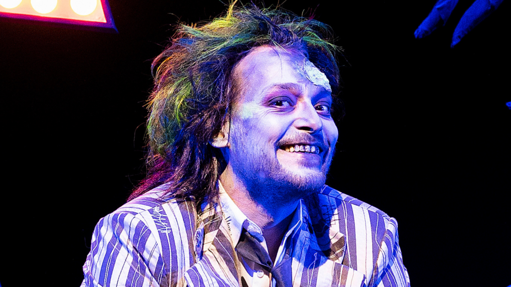 Eduardo Sterblitch como Beetlejuice em musical