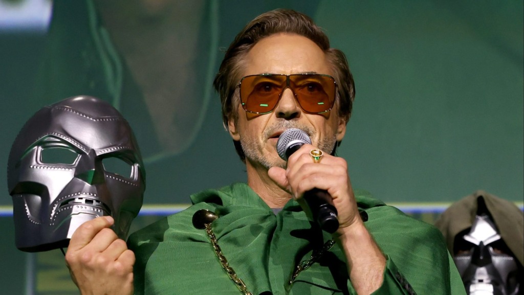 Robert Downey Jr com a máscara do Doutor Destino