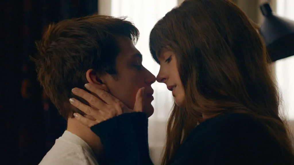 Nicholas Galitzine e Anne Hathaway no filme Uma Ideia de Você