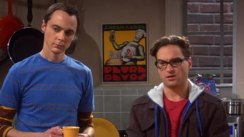 Pôster de robô no apartamento de Sheldon e Leonard em The Big Bang Theory