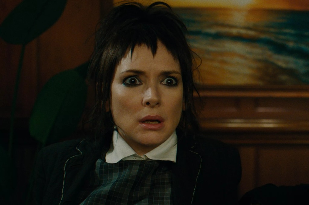 Winona Ryder como Lydia Deetz