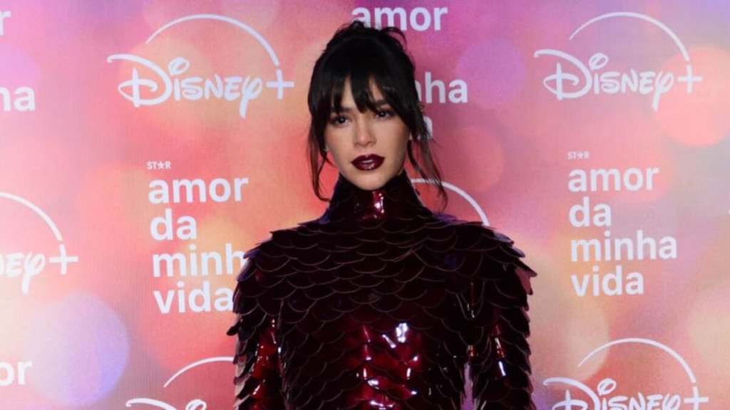 Bruna Marquezine protagoniza cenas de sexo e beijo lésbico em série para maiores de 18