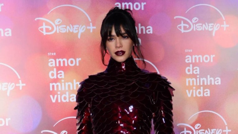 Bruna Marquezine protagoniza cenas de sexo e beijo lésbico em série para maiores de 18