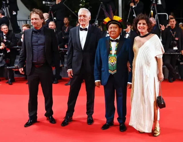 Eryk Rocha, Bruce Albert, Davi Kopenawa e Gabriela Carneiro da Cunha na premiére de "A Queda do Céu" em Cannes.