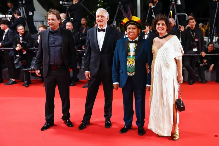 Eryk Rocha, Bruce Albert, Davi Kopenawa e Gabriela Carneiro da Cunha na premiére de "A Queda do Céu" em Cannes.