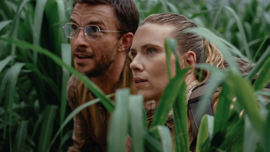 Jonathan Bailey e Scarlett Johansson em Jurassic World: Recomeço