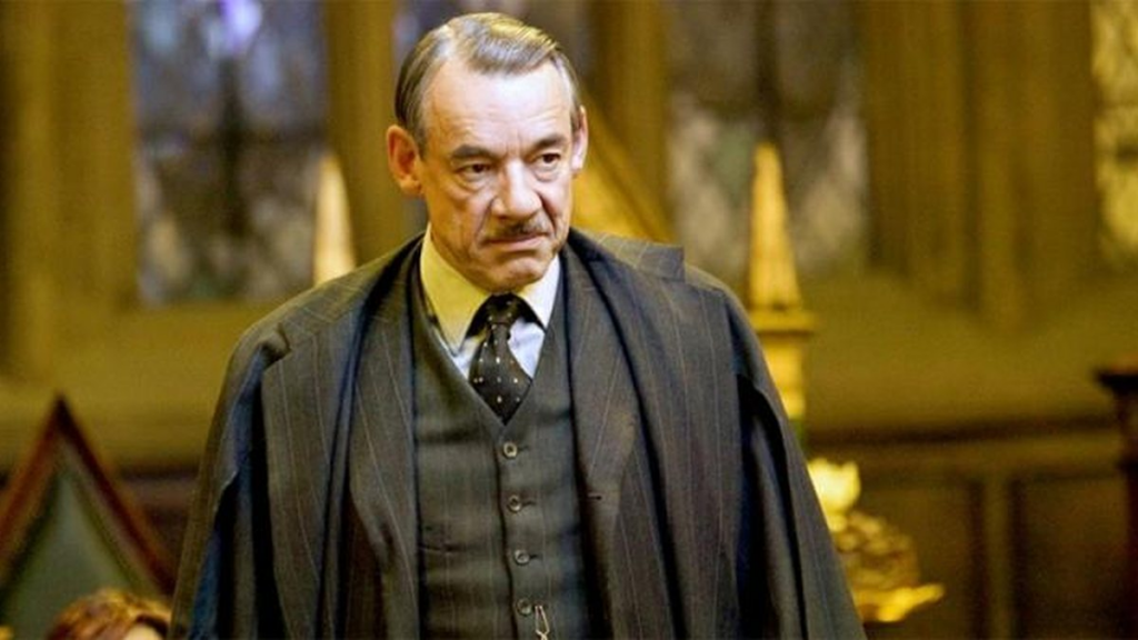 Roger Lloyd-Pack como Bartemius Barty Crouch 