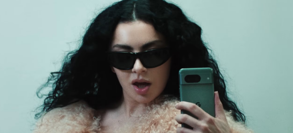 Charli XCX pode estrelar nova adaptação de As Crônicas de Nárnia