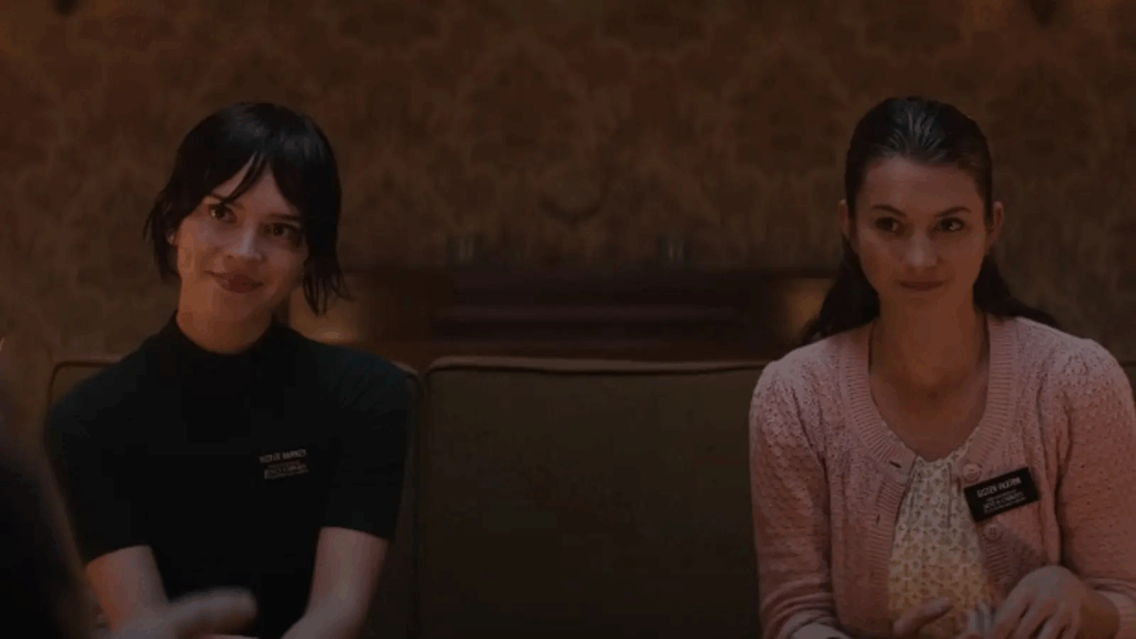 Paxton (Chloe East) e Barnes (Sophie Thatcher) são duas jovens missionárias