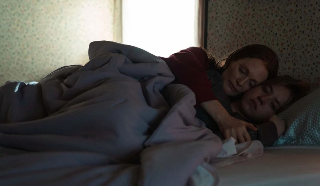 Julianne Moore e Sydney Sweeney em Echo Valley da Apple TV+