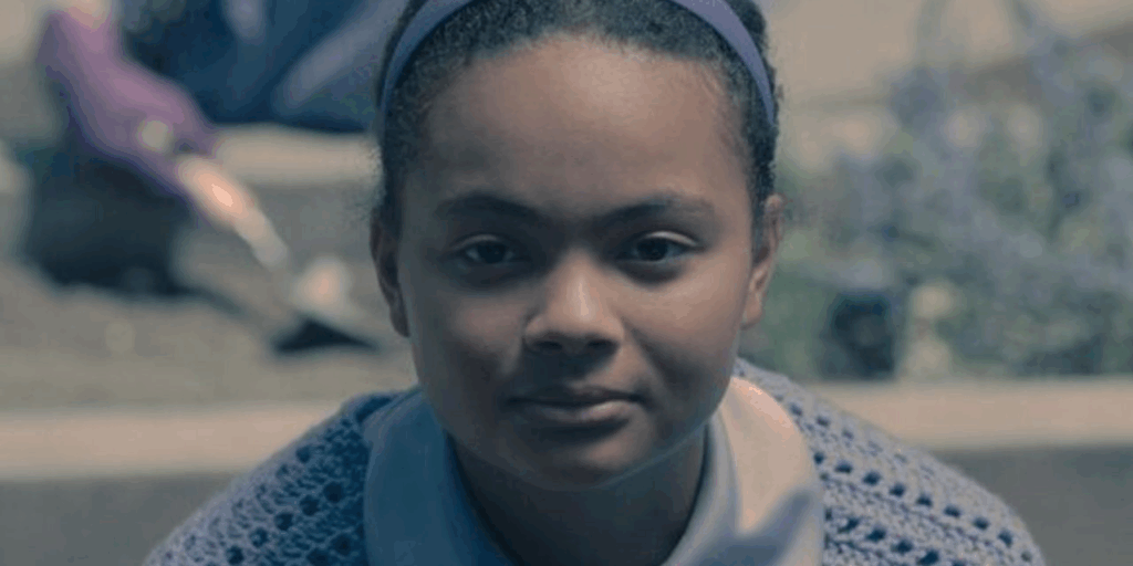 Agnes (interpretada por Chase Infiniti)