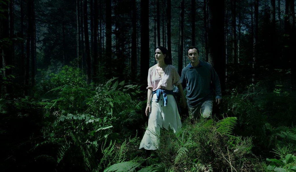 Katherine Waterston e Jude Law em The Third Day