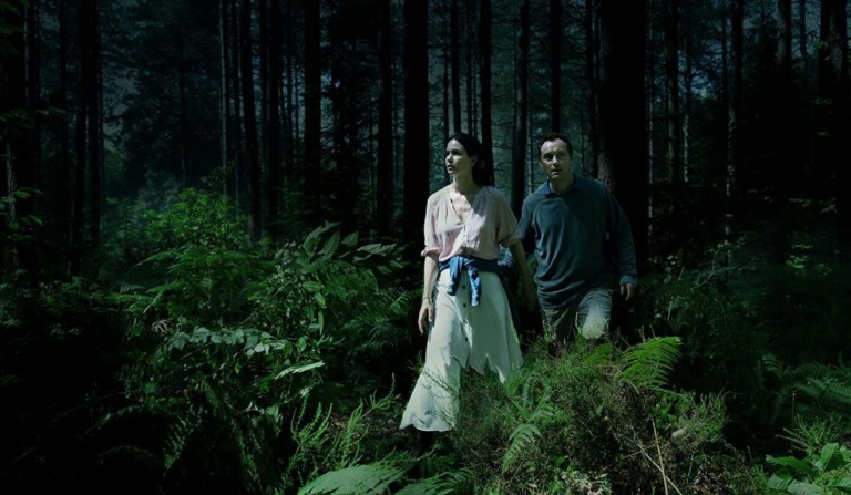 Katherine Waterston e Jude Law em The Third Day