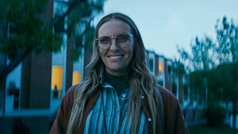 Toni Collette na série
Desobedientes