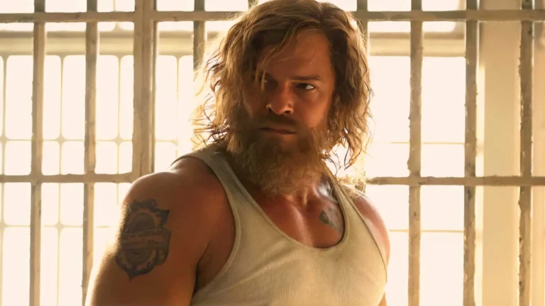 Alan Ritchson em Motor City