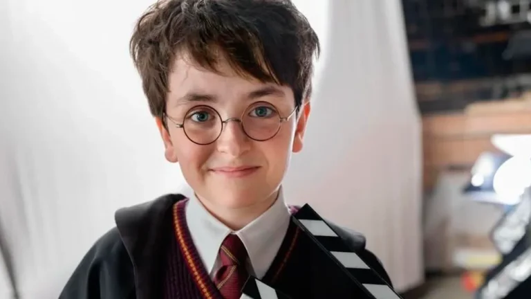 Série de Harry Potter ganha novas fotos com Harry e Hagrid no set