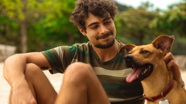 Cãozinho Amendoim e Rafael Vitti formam uma dupla incrível no trailer emocionante de Caramelo